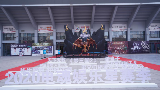 星赛季首日现场回顾，风月获决赛资格。夺冠热门战队诗月，三分月双双掉落败者组